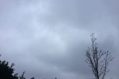 grauer Wolkenhimmel ohne Bewegung