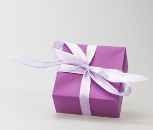 violettes Geschenk mit weißer Schleife