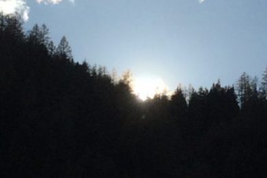 Sonnen- Licht hinter den Bergen