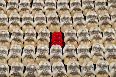 roter Gummibär unter weißen, Fehler