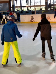 Kiran und sein Freund auf dem Eis