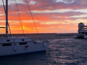 Sonnenuntergang mit Bug eines Bootes und Hafenturm