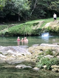 Tom und die Kinder baden im Fluss in Las Terazzas