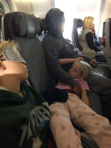Schlafen im Flugzeug