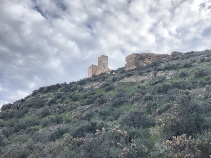 Eine Ruine auf einem Hügel in der Tabernaswüste