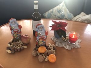 Nüsse, Mandarinen, Äpfel, Schokonikolaus und Adventsdeko
