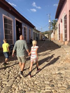 Tom und die Kinder auf einer Kopfsteinpflasterstraße in Trinidad