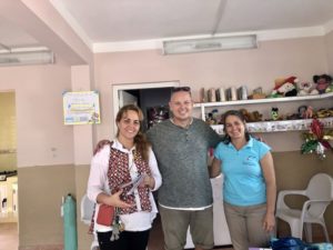 Katjas Schwester, Tom und Katja in den Räumen der Kubahilfe