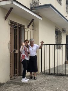 Katjas Schwester und eine Ordensschwester, Kubahilfe