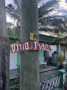 Ein Schild mit Aufschrift "Viva Fidel" in Viñales
