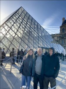 Tom und Kinder vor dem Louvre